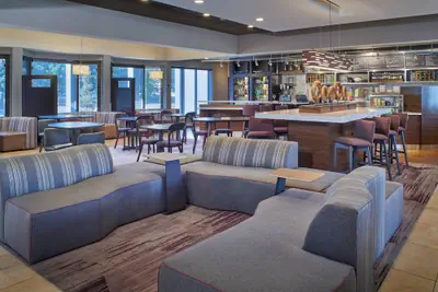 Photo 2 - Courtyard by Marriott Detroit Warren