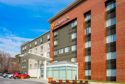 Photo 2 - La Quinta Inn & Suites by Wyndham Baltimore BWI Airport