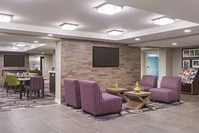 Photo 3 - La Quinta Inn & Suites by Wyndham Baltimore BWI Airport