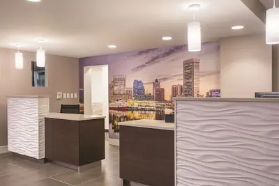 Photo 4 - La Quinta Inn & Suites by Wyndham Baltimore BWI Airport