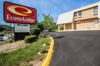 Photo 2 - Econo Lodge Biltmore