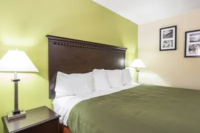 Photo 5 - Econo Lodge Biltmore