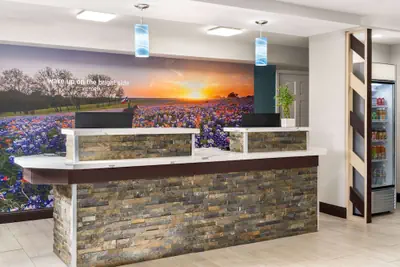 Photo 3 - La Quinta Inn by Wyndham Victoria