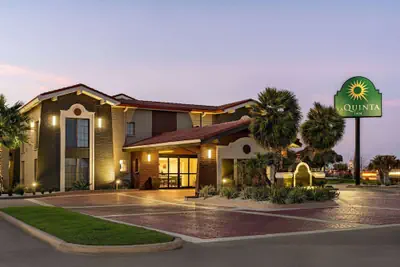 Photo 2 - La Quinta Inn by Wyndham Victoria