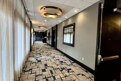 Photo 5 - DoubleTree Hotel Baltimore - BWI Airport