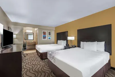 Photo 5 - La Quinta Inn & Suites by Wyndham Carlsbad - Legoland Area