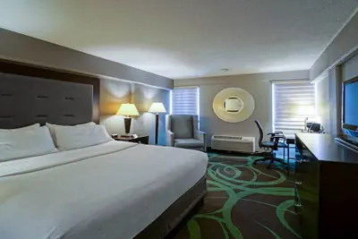 Photo 3 - Holiday Inn Manhattan at the Campus by IHG