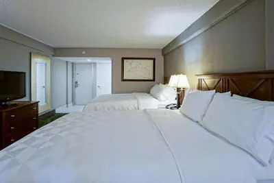 Photo 4 - Holiday Inn Manhattan at the Campus by IHG