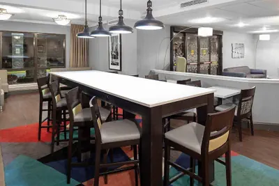 Photo 4 - Holiday Inn Express Newark Airport Elizabeth by IHG