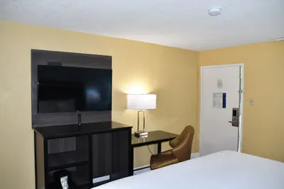 Photo 5 - Baymont by Wyndham Macon I-75