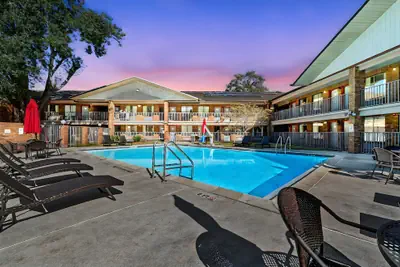 Photo 2 - Ramada by Wyndham Temple Terrace/Tampa North