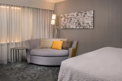 Photo 4 - Courtyard by Marriott Lansing