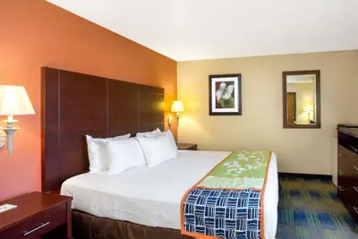Photo 5 - Days Inn by Wyndham Fremont