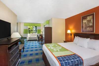 Photo 2 - Days Inn by Wyndham Fremont