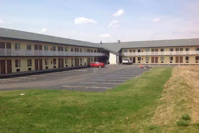 Photo 2 - Hilltop Inn