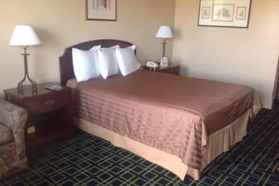 Photo 4 - Hilltop Inn