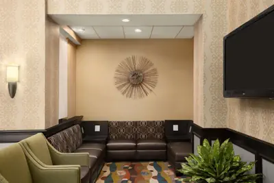 Photo 4 - Days Inn by Wyndham Baltimore Inner Harbor