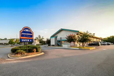 Photo 2 - Howard Johnson by Wyndham Columbus Fort Moore