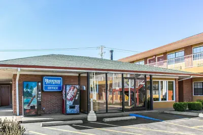 Photo 2 - Rodeway Inn & Suites Smyrna - Nashville Area