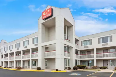 Photo 2 - Econo Lodge Willowbrook