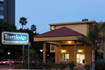 Photo 2 - Travelodge by Wyndham Long Beach Convention Center