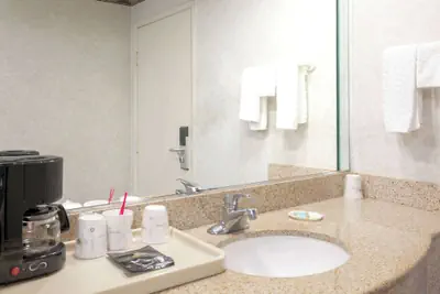 Photo 4 - Travelodge by Wyndham Long Beach Convention Center
