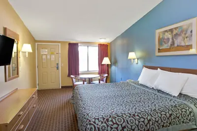 Photo 5 - Days Inn by Wyndham Lawrenceville