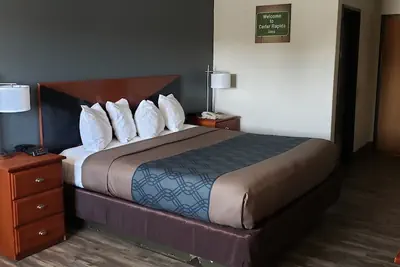 Photo 4 - Econo Lodge Cedar Rapids South