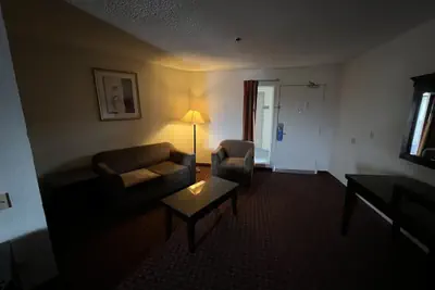Photo 5 - Days Inn & Suites by Wyndham Rancho Cordova