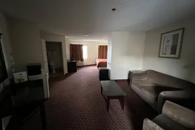 Photo 4 - Days Inn & Suites by Wyndham Rancho Cordova
