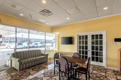 Photo 3 - Rodeway Inn Arlington Entertainment District Area