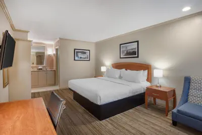Photo 2 - SureStay Plus Hotel by Best Western Mountain View