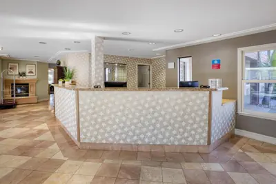 Photo 4 - SureStay Plus Hotel by Best Western Mountain View