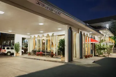 Photo 2 - Travelodge by Wyndham Bakersfield
