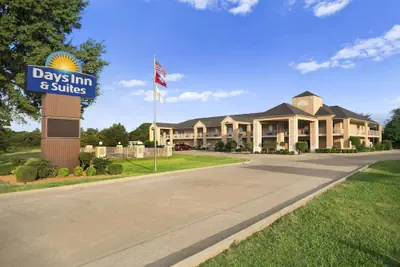 Photo 2 - Days Inn & Suites by Wyndham Stuttgart