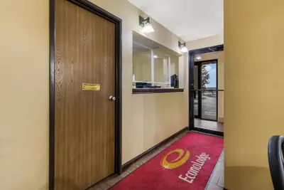 Photo 4 - Econo Lodge Inn & Suites Yankton
