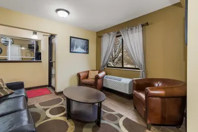 Photo 3 - Econo Lodge Inn & Suites Yankton
