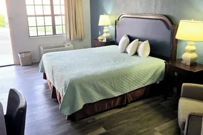 Photo 4 - Best Price Motel and Suites