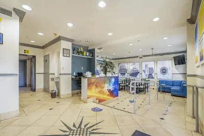 Photo 4 - Days Inn & Suites by Wyndham Webster NASA-ClearLake-Houston