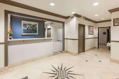 Photo 5 - Days Inn & Suites by Wyndham Webster NASA-ClearLake-Houston