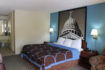 Photo 3 - Howard Johnson by Wyndham Vicksburg