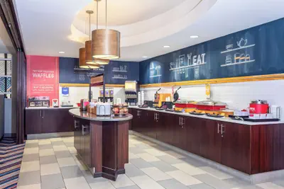 Photo 2 - Hampton Inn Orlando-International Airport