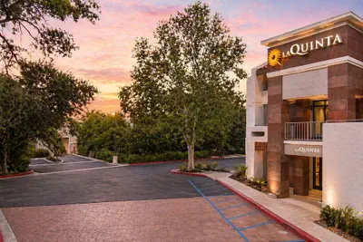 Photo 2 - La Quinta Inn & Suites by Wyndham Thousand Oaks-Newbury Park