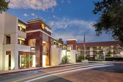 Photo 2 - La Quinta Inn & Suites by Wyndham Thousand Oaks-Newbury Park