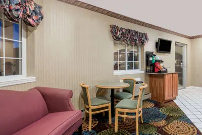 Photo 3 - Howard Johnson by Wyndham Lenox