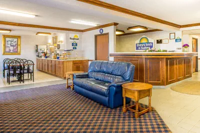 Photo 4 - Days Inn by Wyndham Pontoon Beach