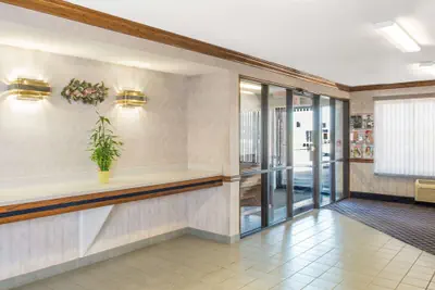 Photo 3 - Days Inn by Wyndham Pontoon Beach