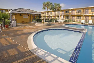 Photo 2 - Americas Best Value Inn Laredo