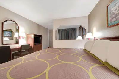 Photo 3 - Super 8 by Wyndham Richardson Dallas