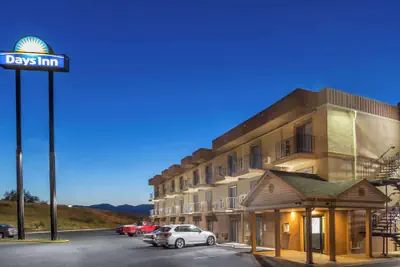Photo 2 - Days Inn by Wyndham Medford